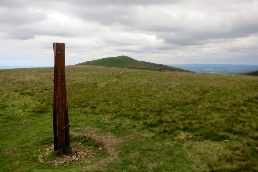 Summit Capelaw Hill towards Allermuir Hill